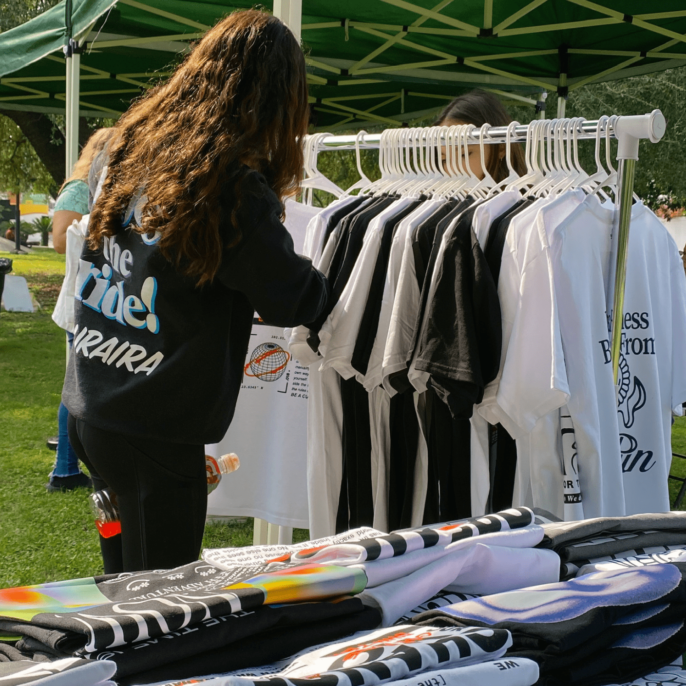 Camisas en un perchero
