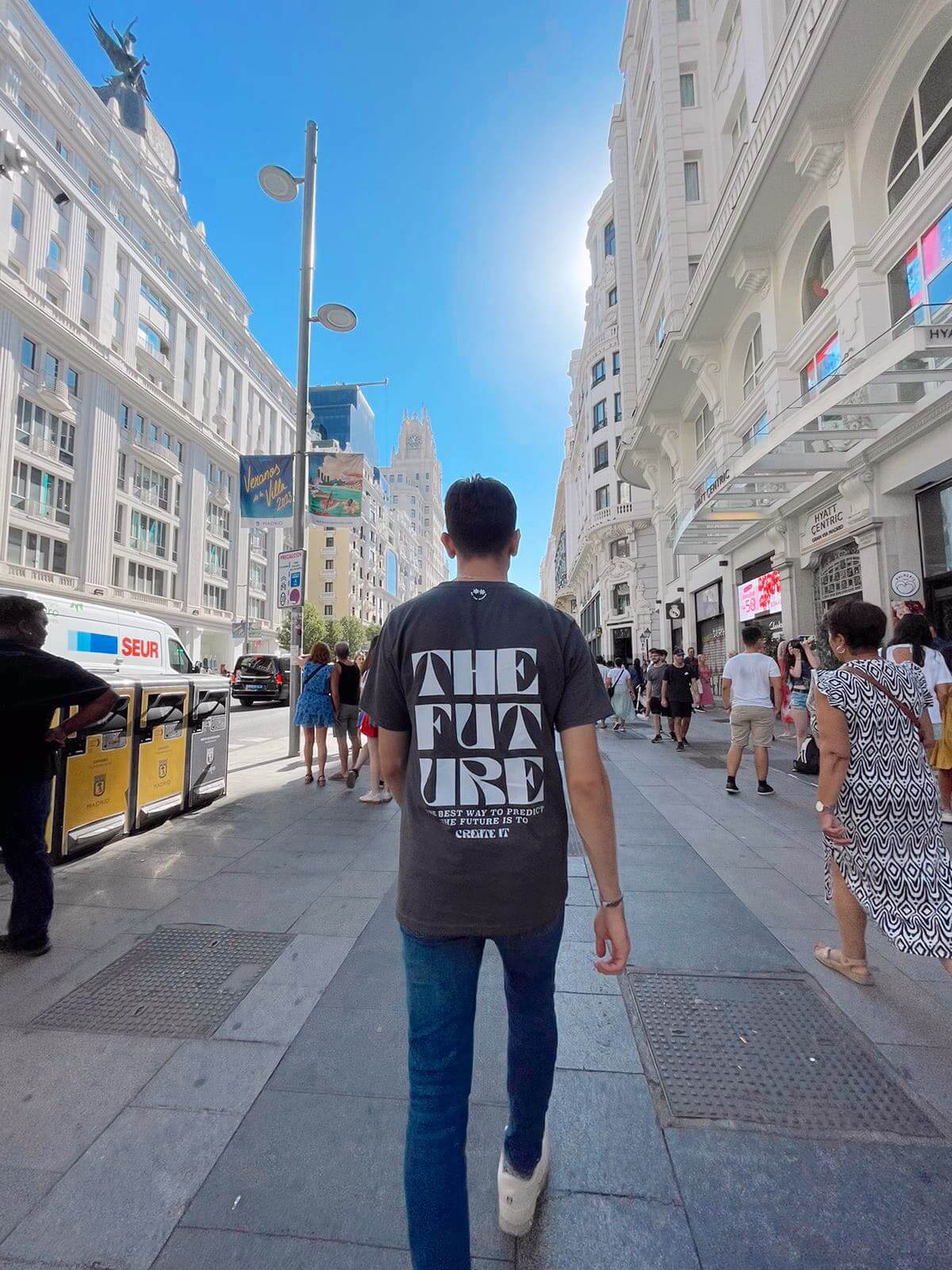 modelo con t-shirt