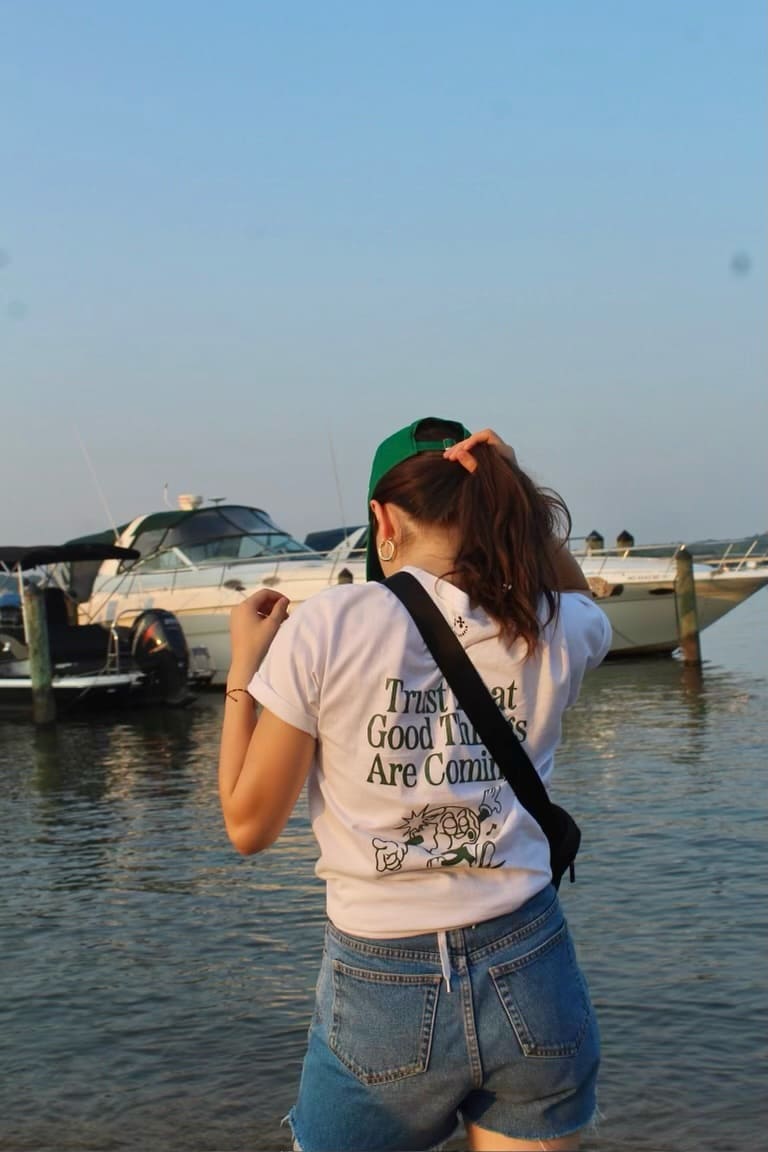 modelo con t-shirt