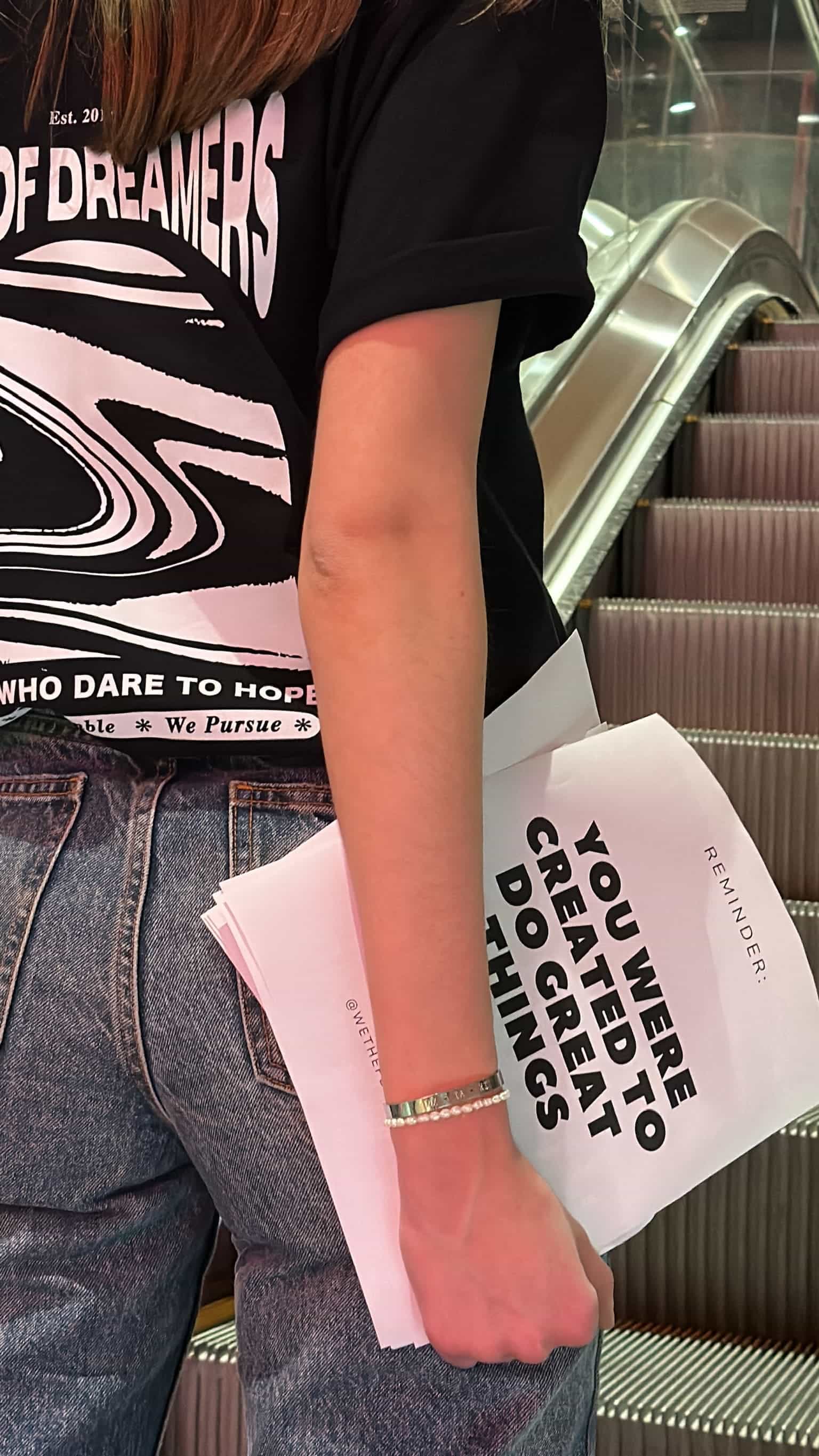 modelo con t-shirt