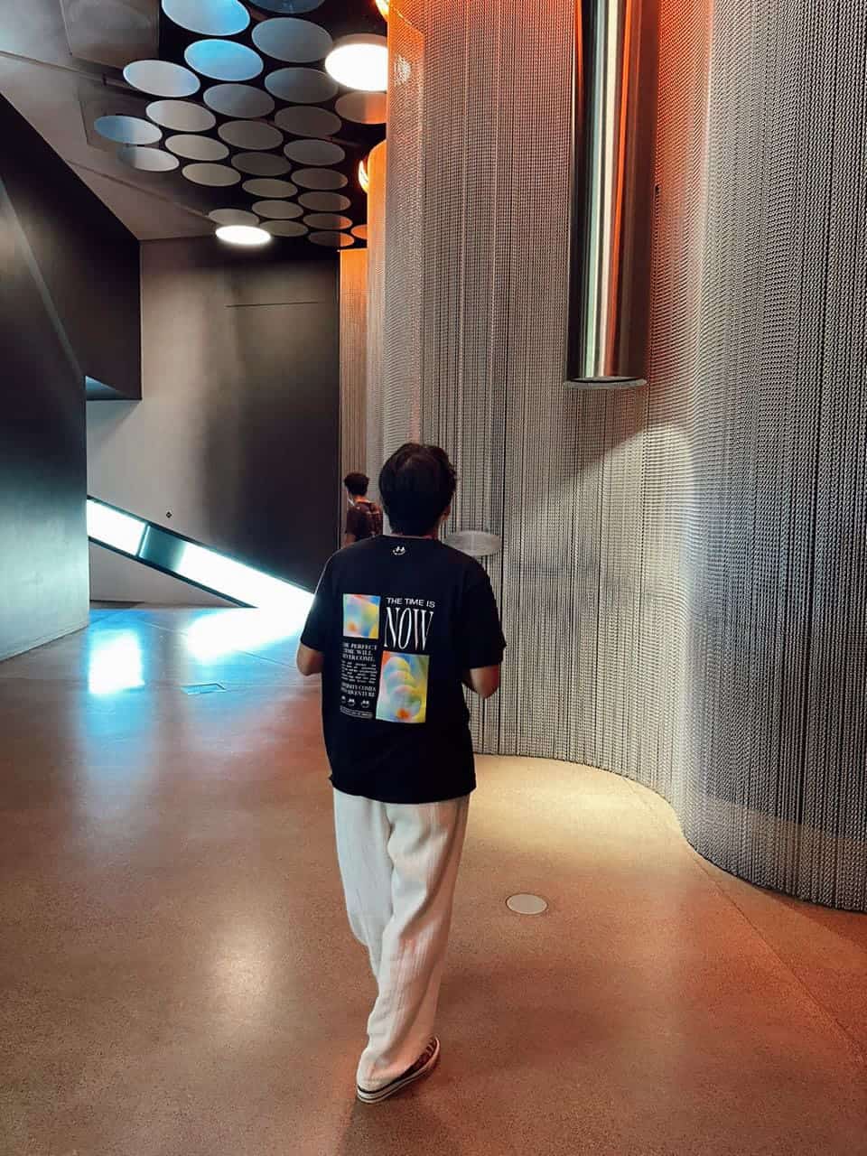 modelo con t-shirt