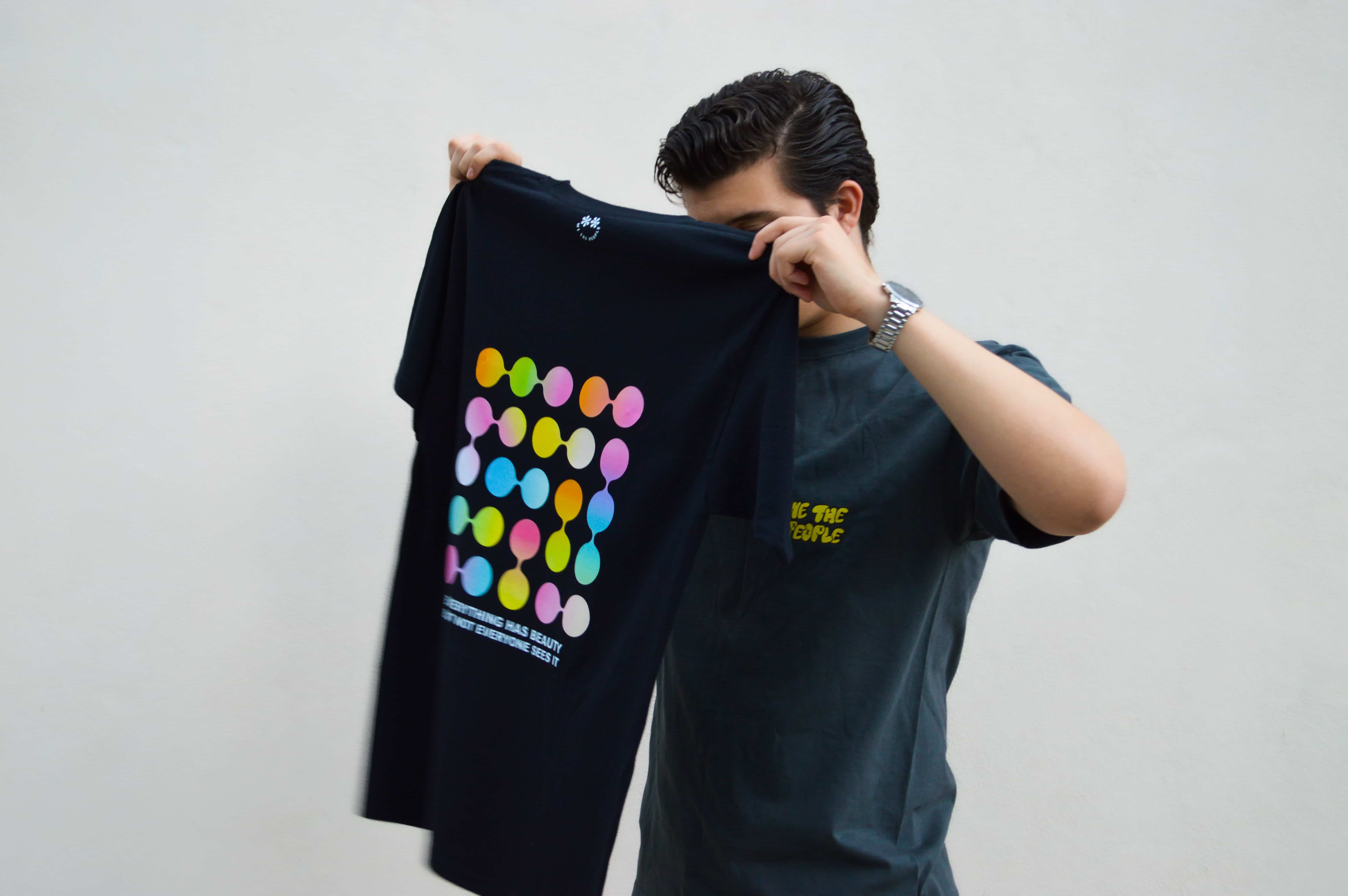 modelo con t-shirt