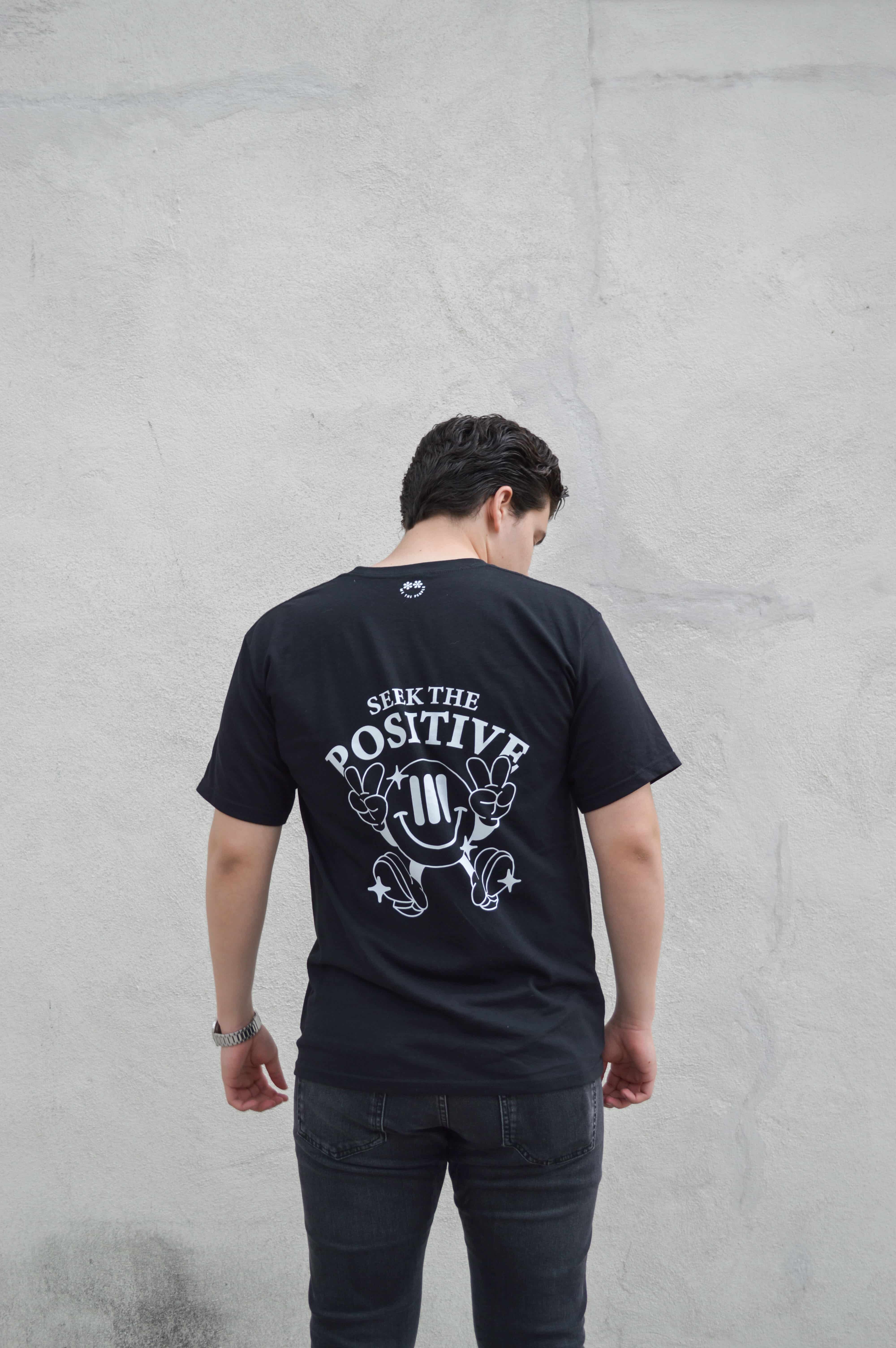 modelo con t-shirt